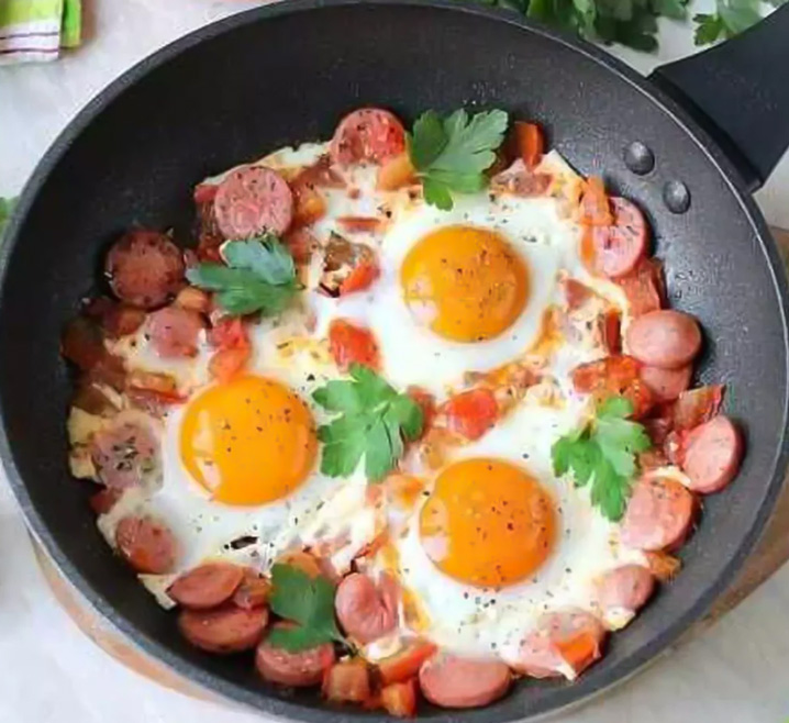 سوسیس و تخم مرغ